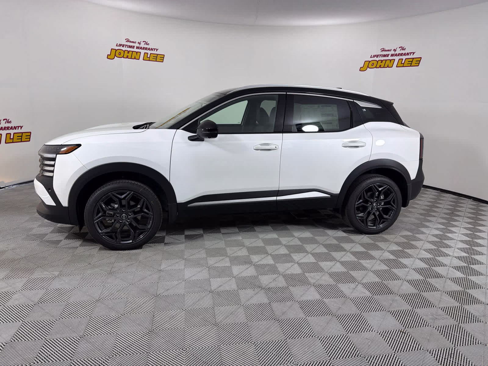 2026 Aspen White Tricoat/Super Black Nissan Kicks SR FWD SUV