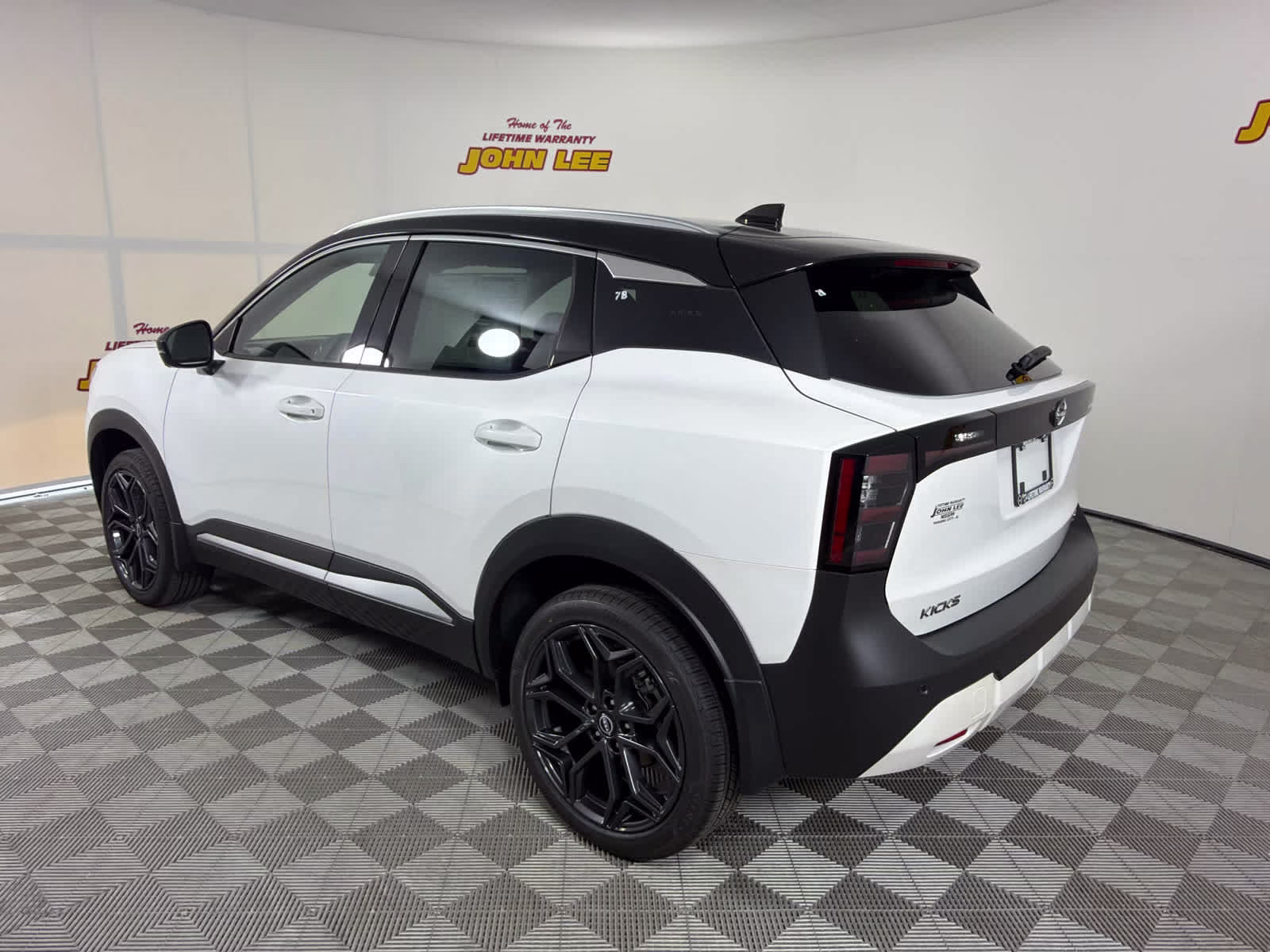 2026 Aspen White Tricoat/Super Black Nissan Kicks SR FWD SUV