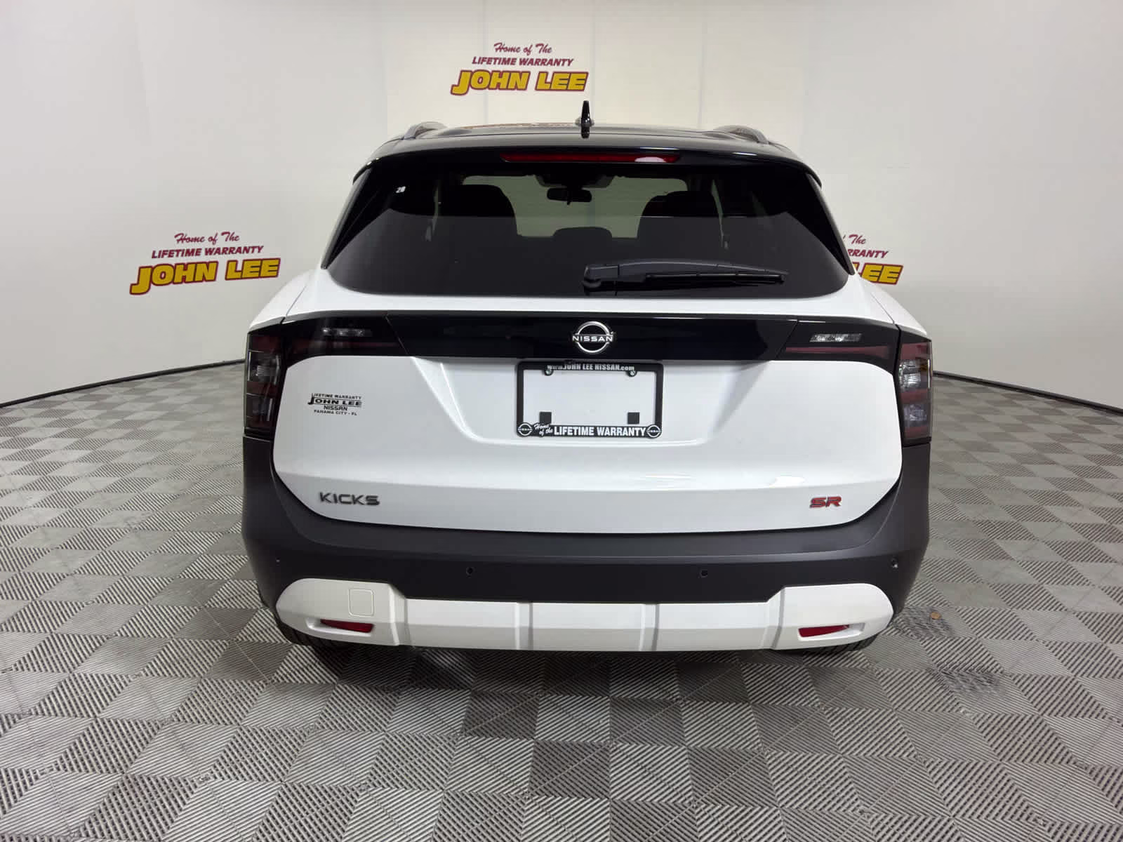 2026 Aspen White Tricoat/Super Black Nissan Kicks SR FWD SUV