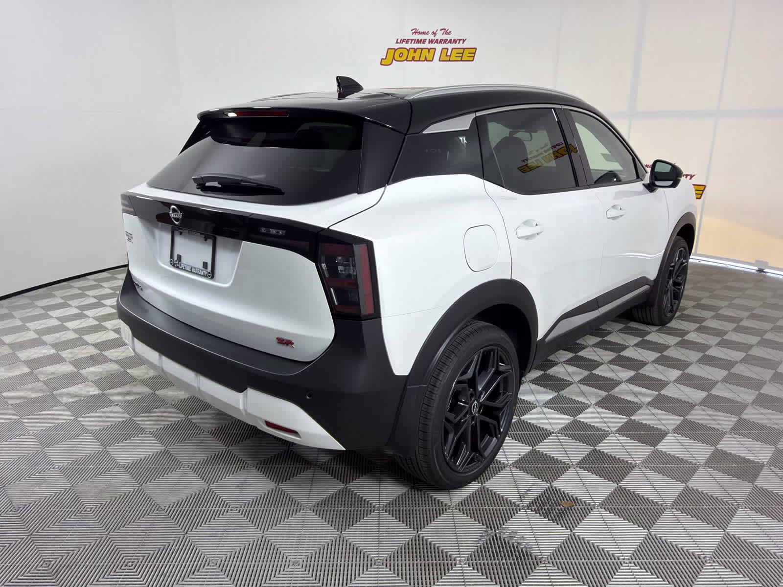 2026 Aspen White Tricoat/Super Black Nissan Kicks SR FWD SUV