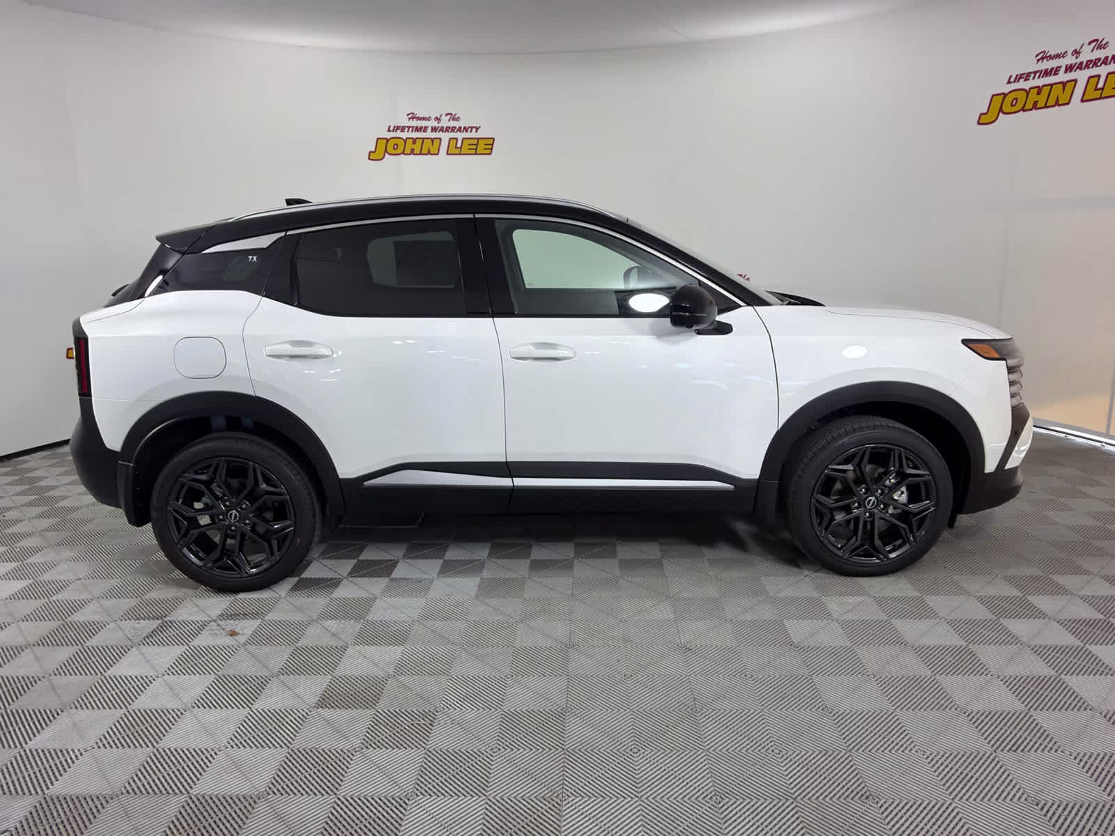 2026 Aspen White Tricoat/Super Black Nissan Kicks SR FWD SUV