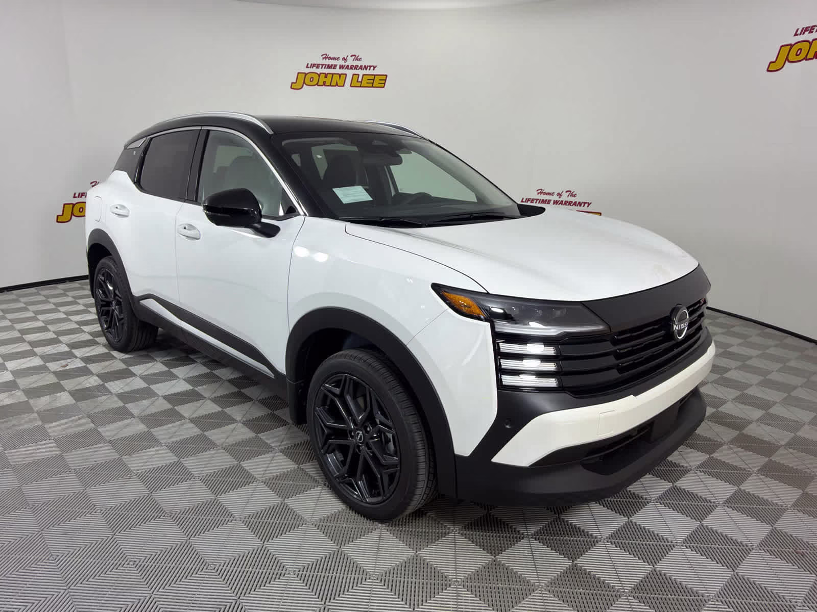 2026 Aspen White Tricoat/Super Black Nissan Kicks SR FWD SUV