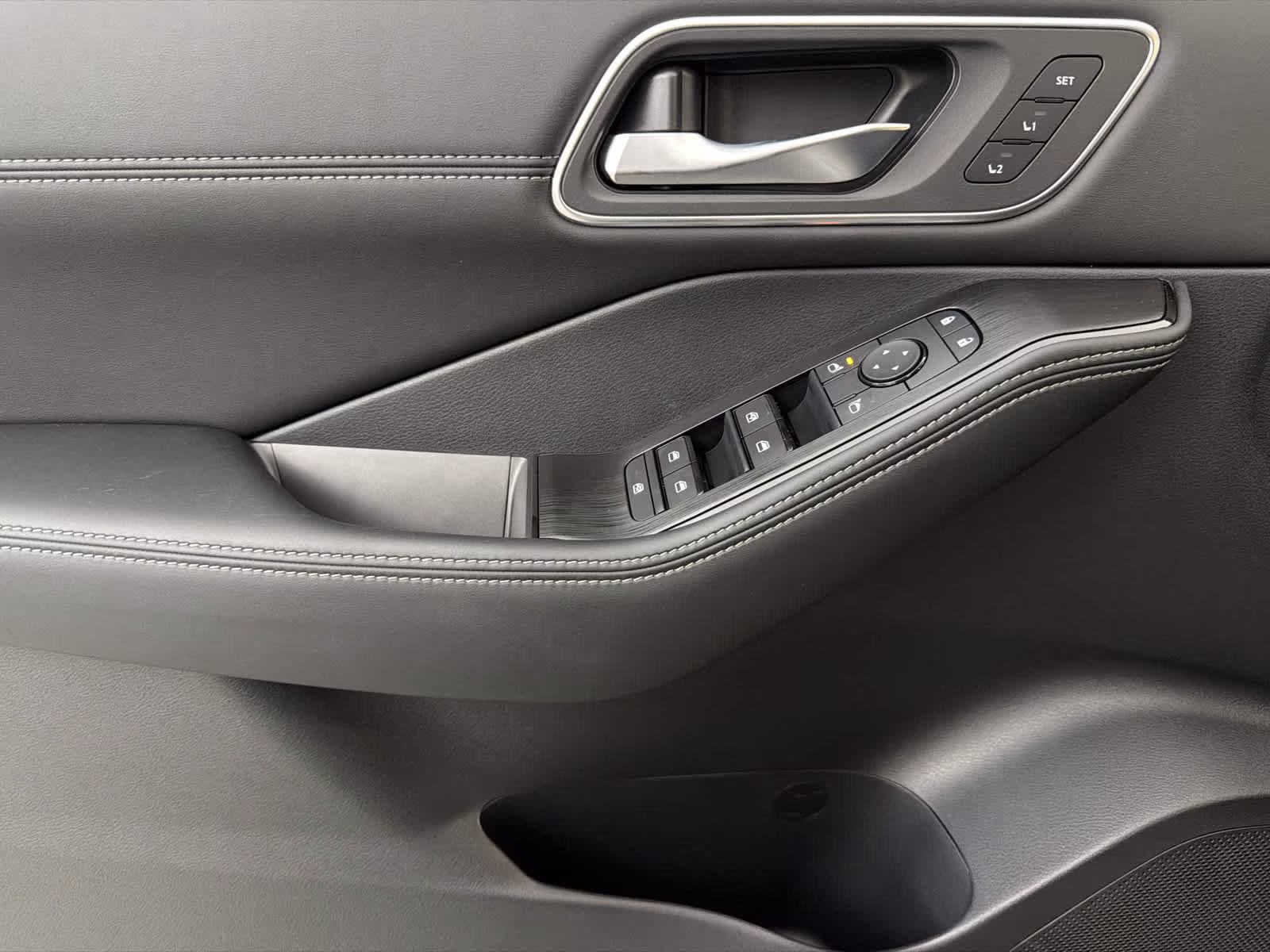 2026 Champagne Silver Metallic/Super Black Nissan Rogue Platinum AWD SUV