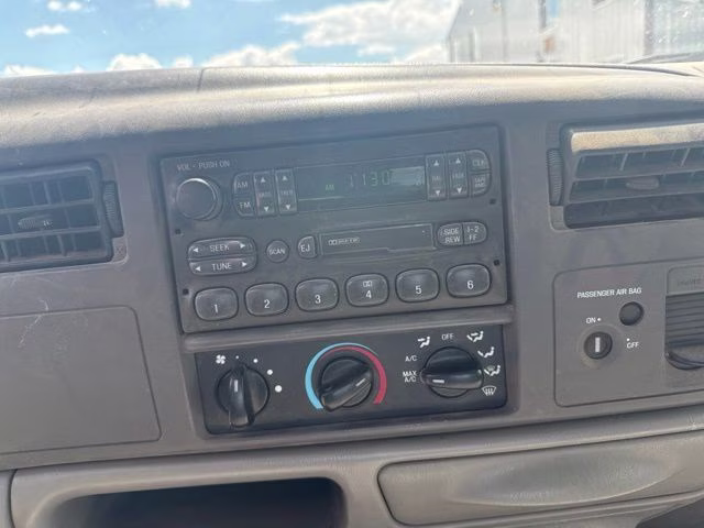 1999 White Ford Super Duty F-250 XLT 4X4 Truck