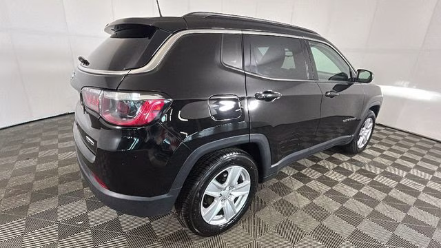 2022 Diamond Black Crystal Pearlcoat Jeep Compass Latitude FWD SUV