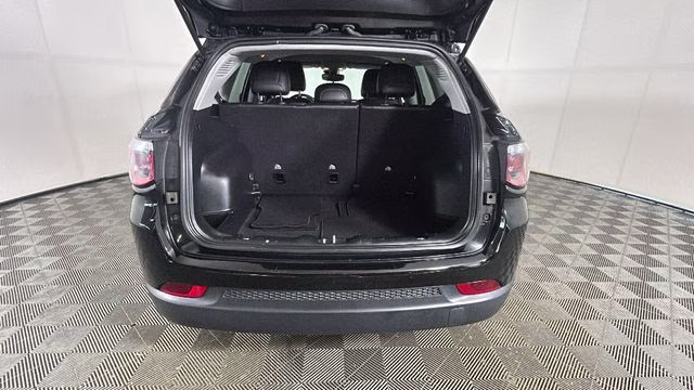 2022 Diamond Black Crystal Pearlcoat Jeep Compass Latitude FWD SUV