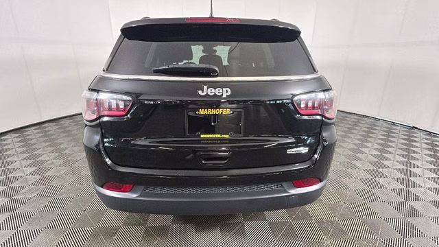 2022 Diamond Black Crystal Pearlcoat Jeep Compass Latitude FWD SUV