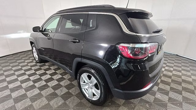 2022 Diamond Black Crystal Pearlcoat Jeep Compass Latitude FWD SUV