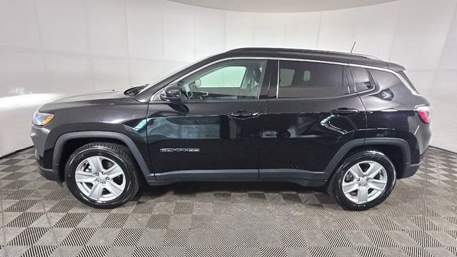 2022 Diamond Black Crystal Pearlcoat Jeep Compass Latitude FWD SUV