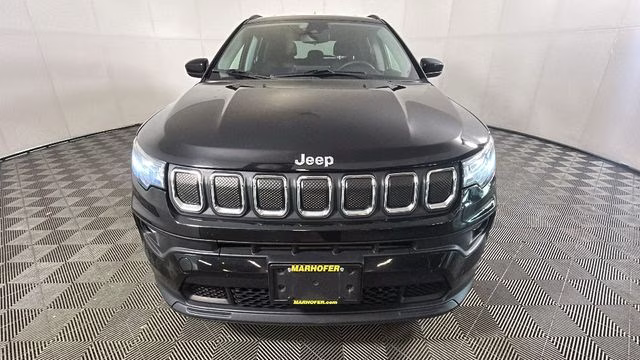 2022 Diamond Black Crystal Pearlcoat Jeep Compass Latitude FWD SUV