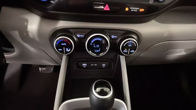 2023 Shimmering Silver Hyundai Venue SEL FWD SUV