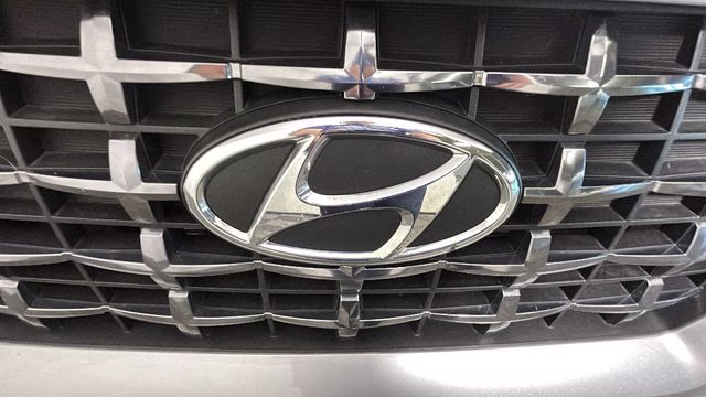 2023 Shimmering Silver Hyundai Venue SEL FWD SUV