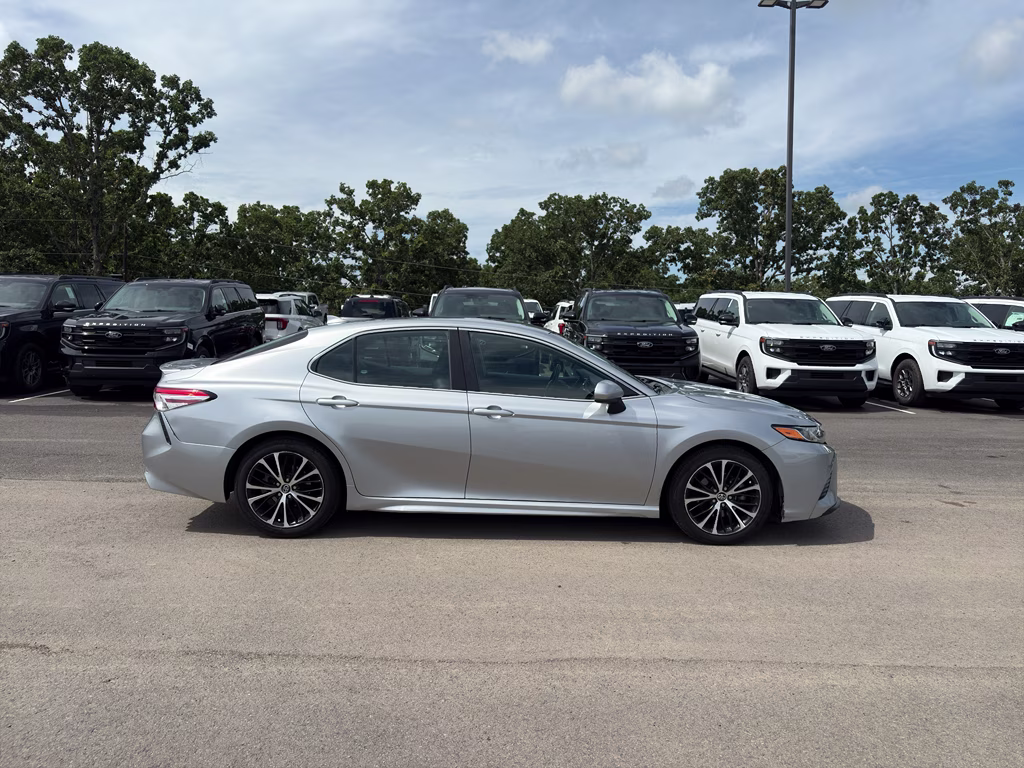 2020 Celestial Silver Metallic Toyota Camry SE FWD Sedan