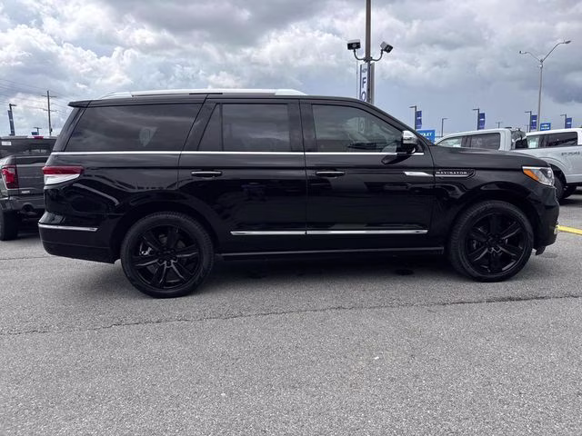 2022 Black Metallic Lincoln Navigator Black Label 4X4 SUV