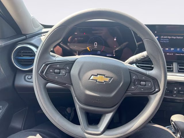 2025 Sterling Gray Metallic Chevrolet Trax LT FWD SUV