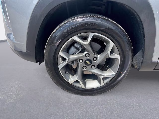 2025 Sterling Gray Metallic Chevrolet Trax LT FWD SUV