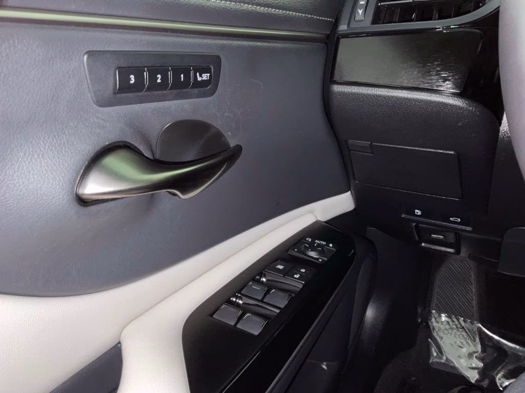 2024 White Pearl Lexus ES 350 FWD Sedan