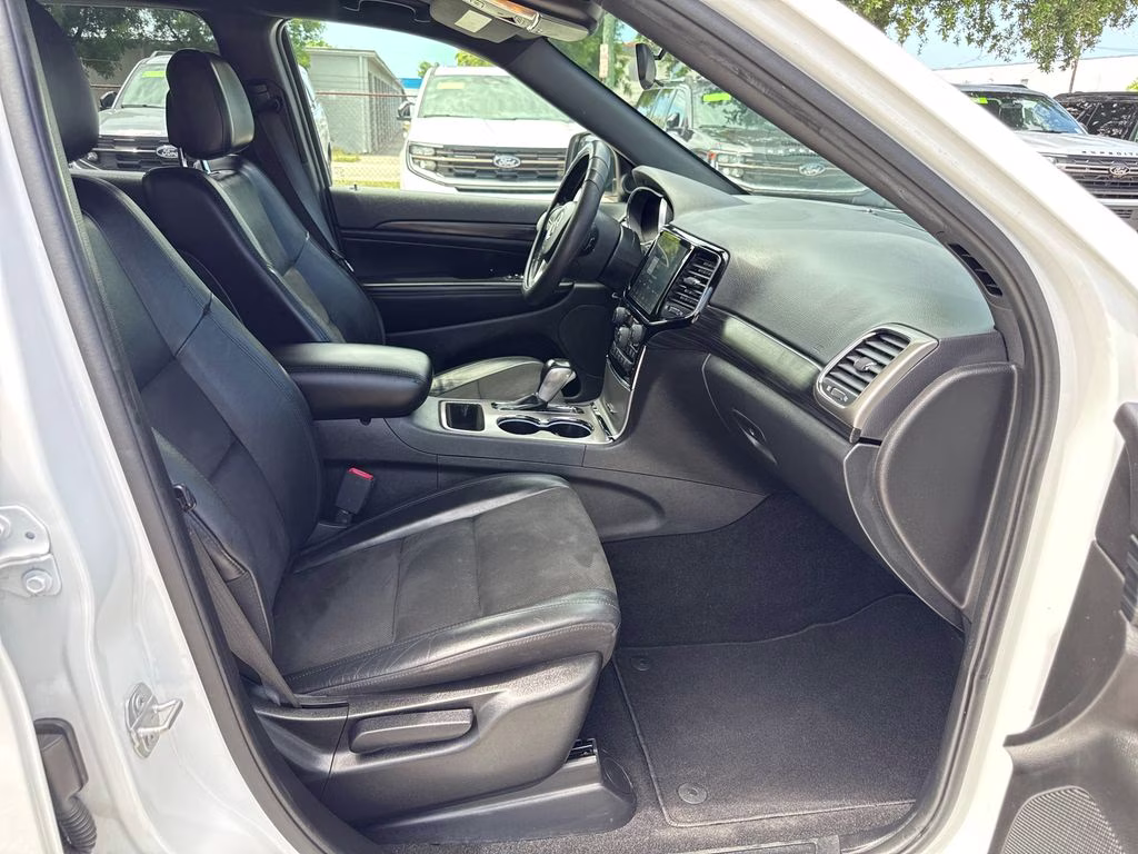 2021 Bright White Clearcoat Jeep Grand Cherokee Laredo X RWD SUV