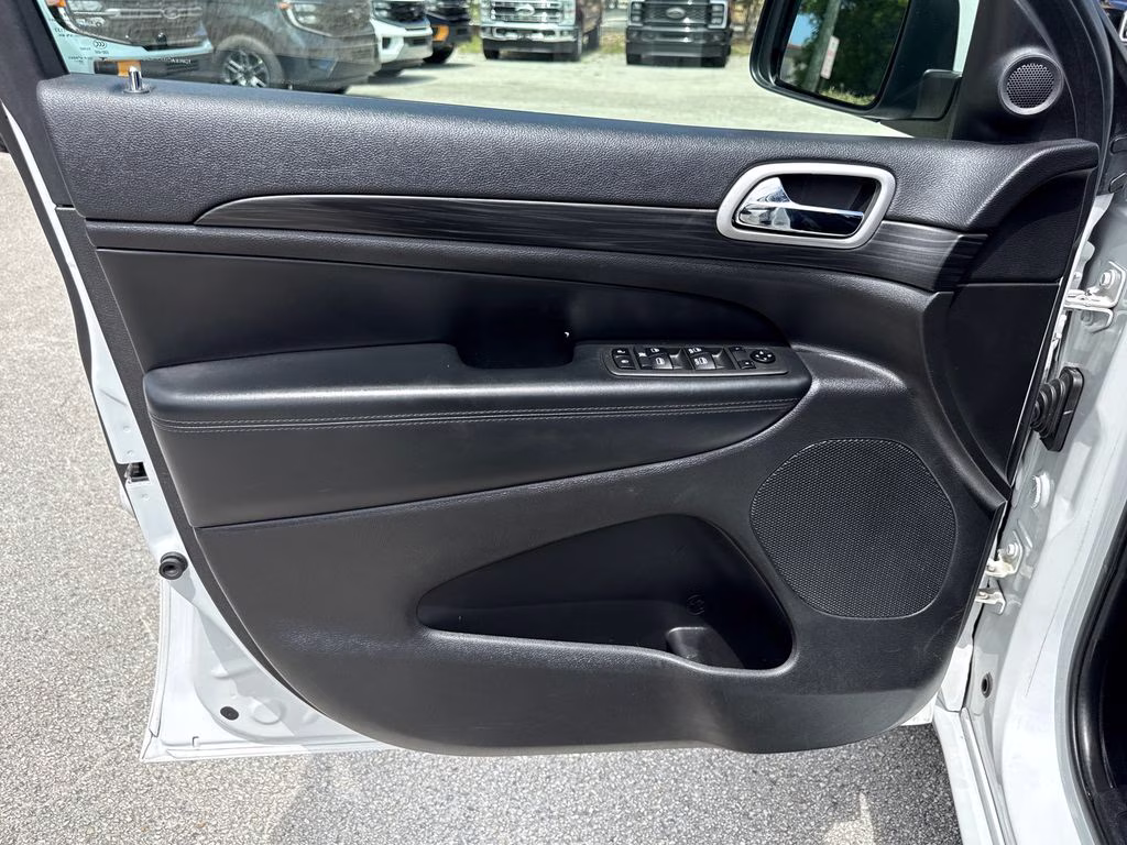 2021 Bright White Clearcoat Jeep Grand Cherokee Laredo X RWD SUV