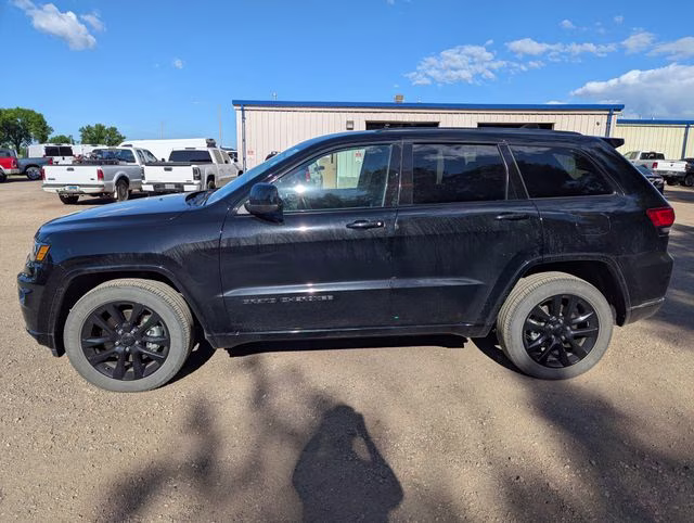 2021 Diamond Black Crystal Pearlcoat Jeep Grand Cherokee Laredo X 4X4 SUV
