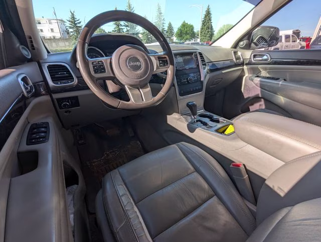 2011 Stone White Clearcoat Jeep Grand Cherokee Laredo 4X4 SUV