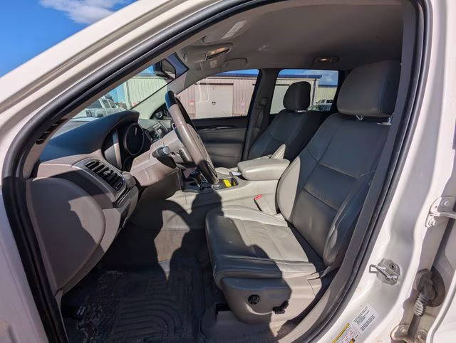 2011 Stone White Clearcoat Jeep Grand Cherokee Laredo 4X4 SUV
