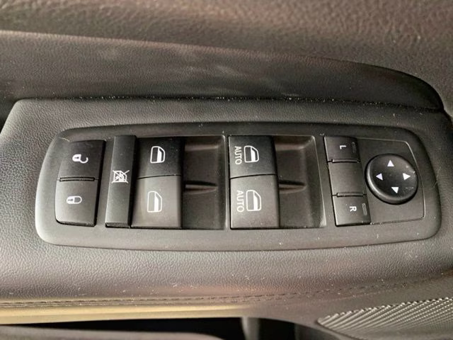 2021 Diamond Black Crystal Pearlcoat Jeep Grand Cherokee Laredo X 4X4 SUV