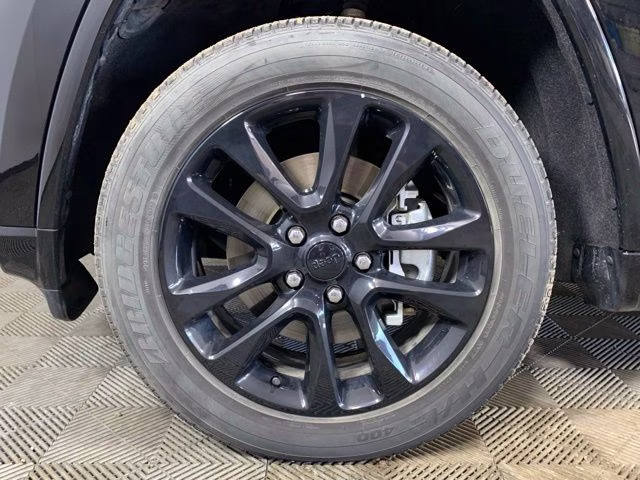 2021 Diamond Black Crystal Pearlcoat Jeep Grand Cherokee Laredo X 4X4 SUV