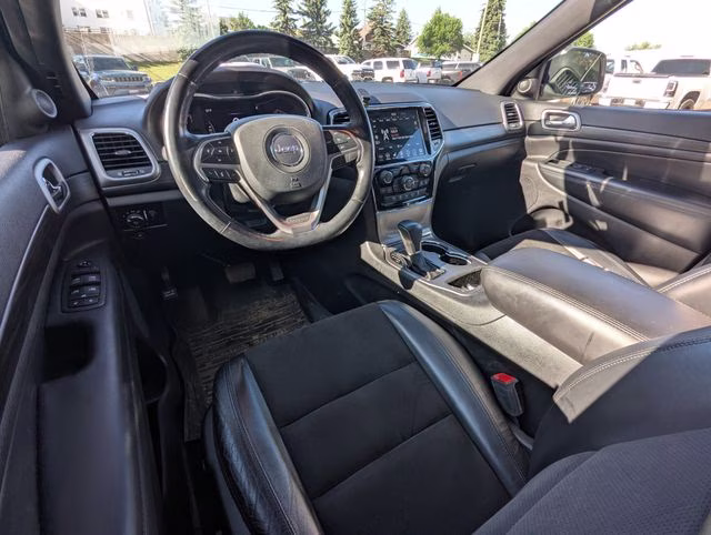 2021 Diamond Black Crystal Pearlcoat Jeep Grand Cherokee Laredo X 4X4 SUV