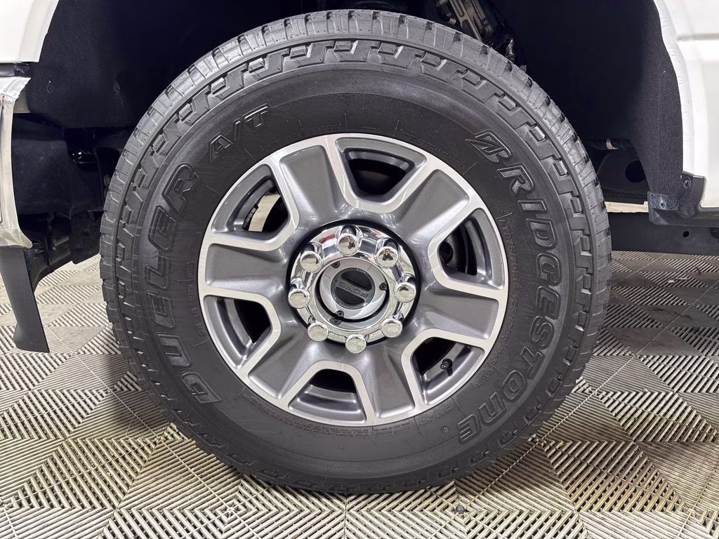 2023 Star White Metallic Tri-Coat Ford Super Duty F-250 SRW Lariat 4X4 Truck