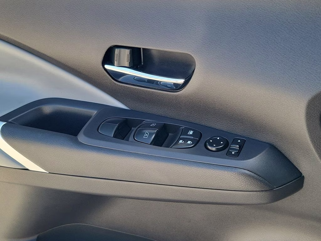 2024 Aspen White Tricoat Nissan Kicks SR FWD SUV