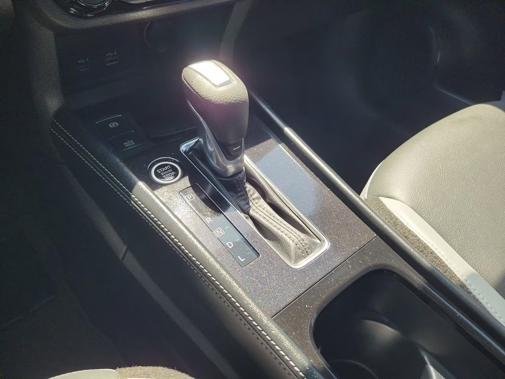 2024 Aspen White Tricoat Nissan Kicks SR FWD SUV