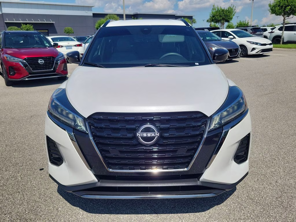 2024 Aspen White Tricoat Nissan Kicks SR FWD SUV