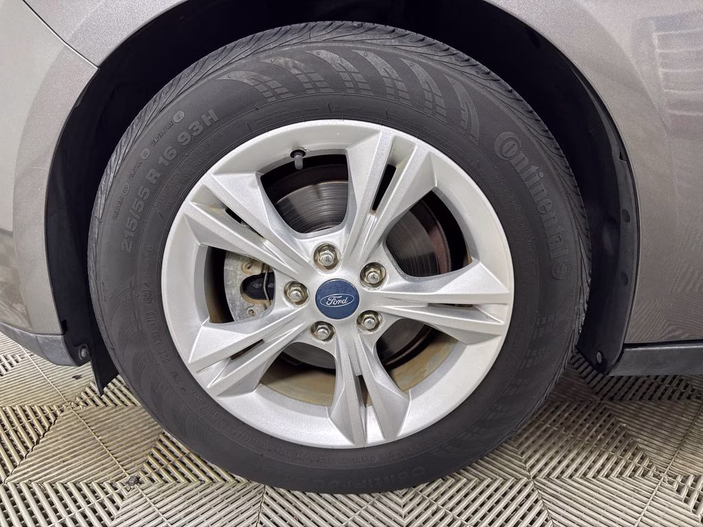 2012 Sterling Gray Metallic Ford Focus SE FWD Hatchback