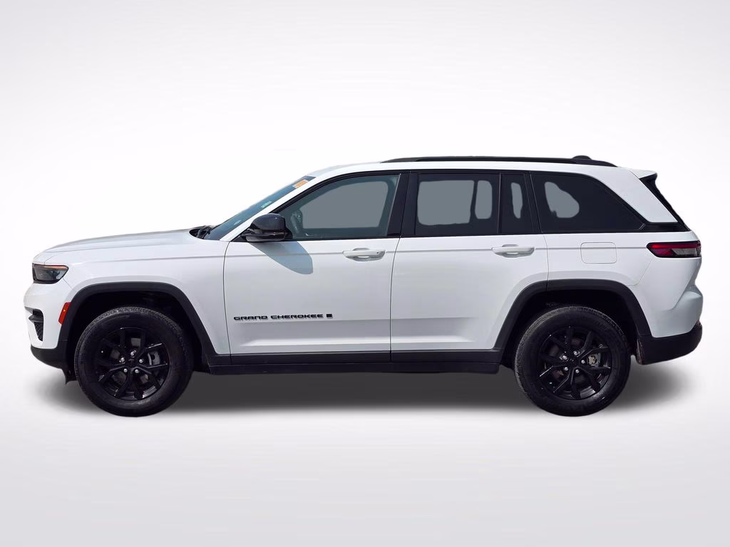 2024 Bright White Clearcoat Jeep Grand Cherokee Altitude 4X4 SUV