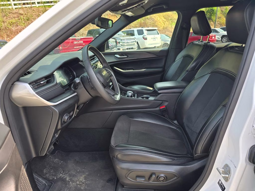 2024 Bright White Clearcoat Jeep Grand Cherokee Altitude 4X4 SUV