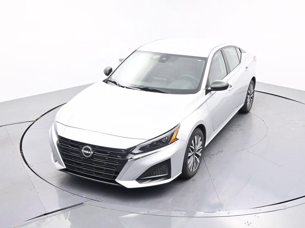 2024 Brilliant Silver Metallic Nissan Altima 2.5 SV FWD Sedan