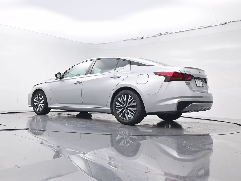2024 Brilliant Silver Metallic Nissan Altima 2.5 SV FWD Sedan