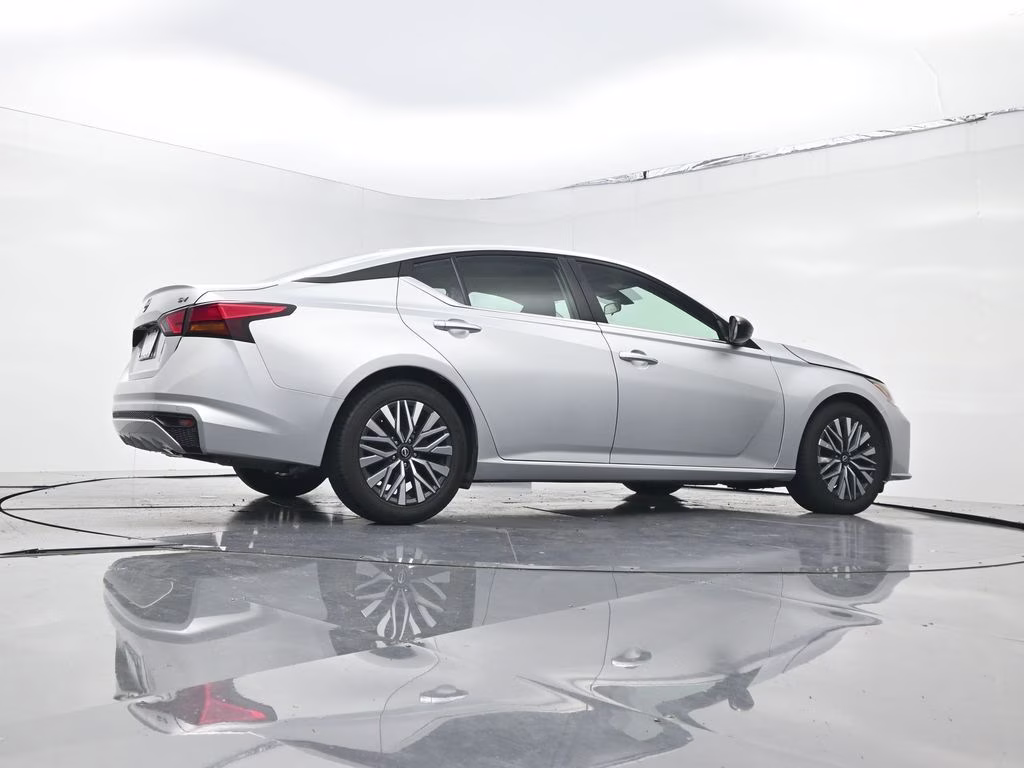 2024 Brilliant Silver Metallic Nissan Altima 2.5 SV FWD Sedan