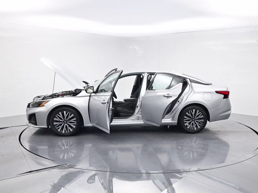 2024 Brilliant Silver Metallic Nissan Altima 2.5 SV FWD Sedan