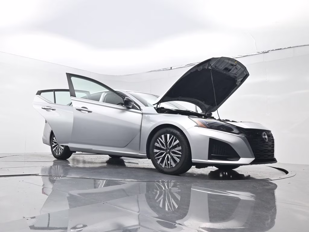2024 Brilliant Silver Metallic Nissan Altima 2.5 SV FWD Sedan