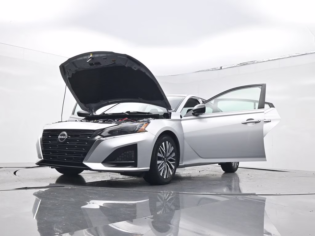 2024 Brilliant Silver Metallic Nissan Altima 2.5 SV FWD Sedan