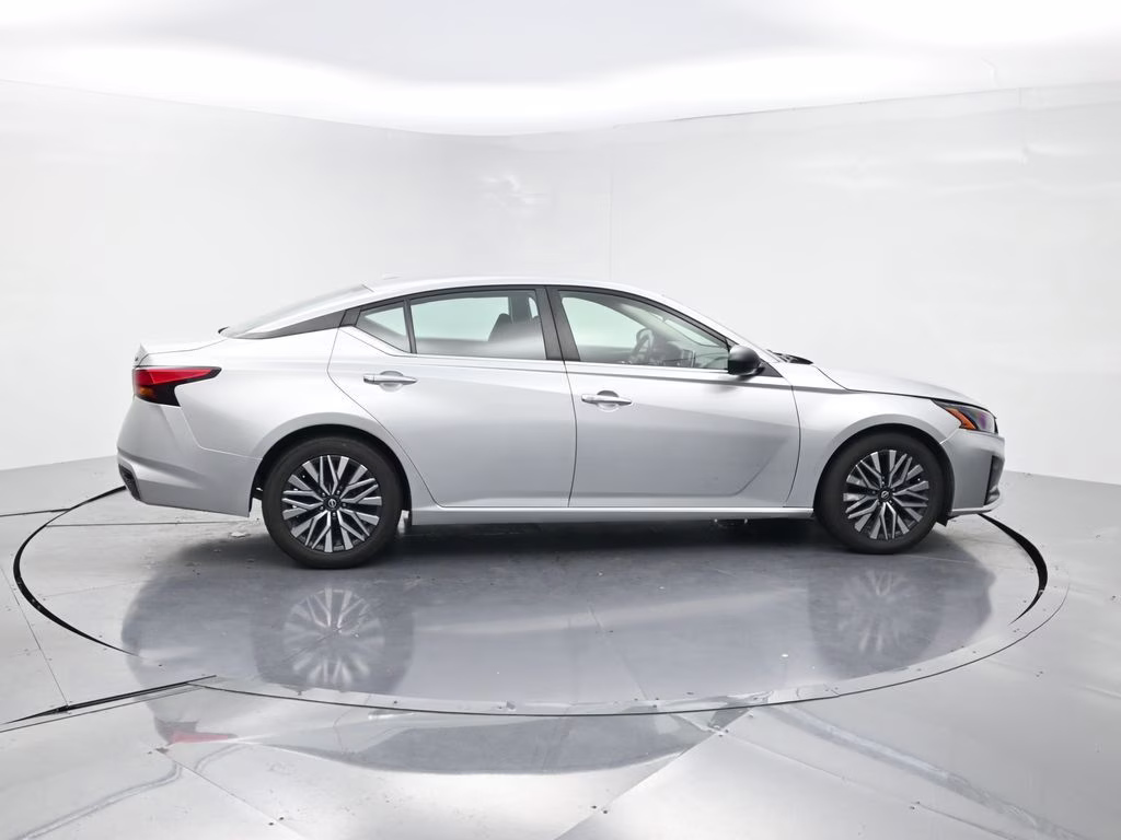 2024 Brilliant Silver Metallic Nissan Altima 2.5 SV FWD Sedan