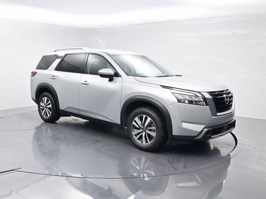 2025 Brilliant Silver Metallic Nissan Pathfinder SL FWD SUV