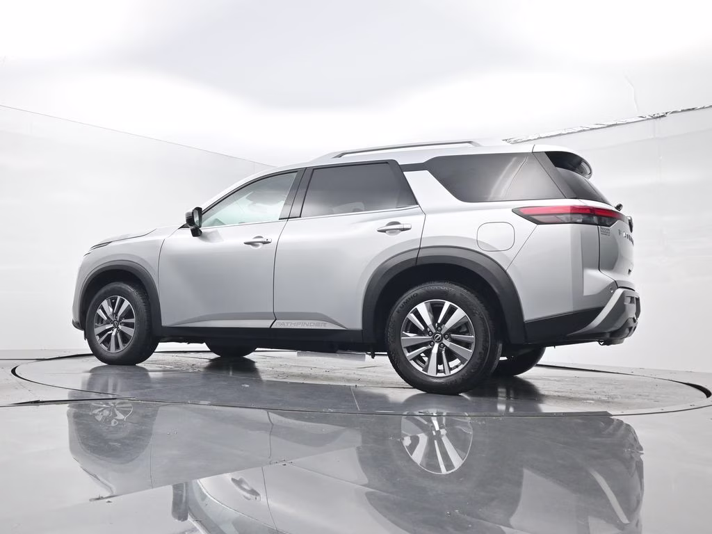 2025 Brilliant Silver Metallic Nissan Pathfinder SL FWD SUV