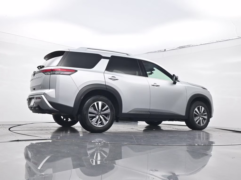 2025 Brilliant Silver Metallic Nissan Pathfinder SL FWD SUV