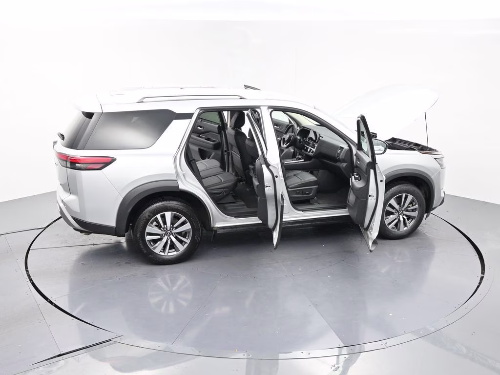 2025 Brilliant Silver Metallic Nissan Pathfinder SL FWD SUV