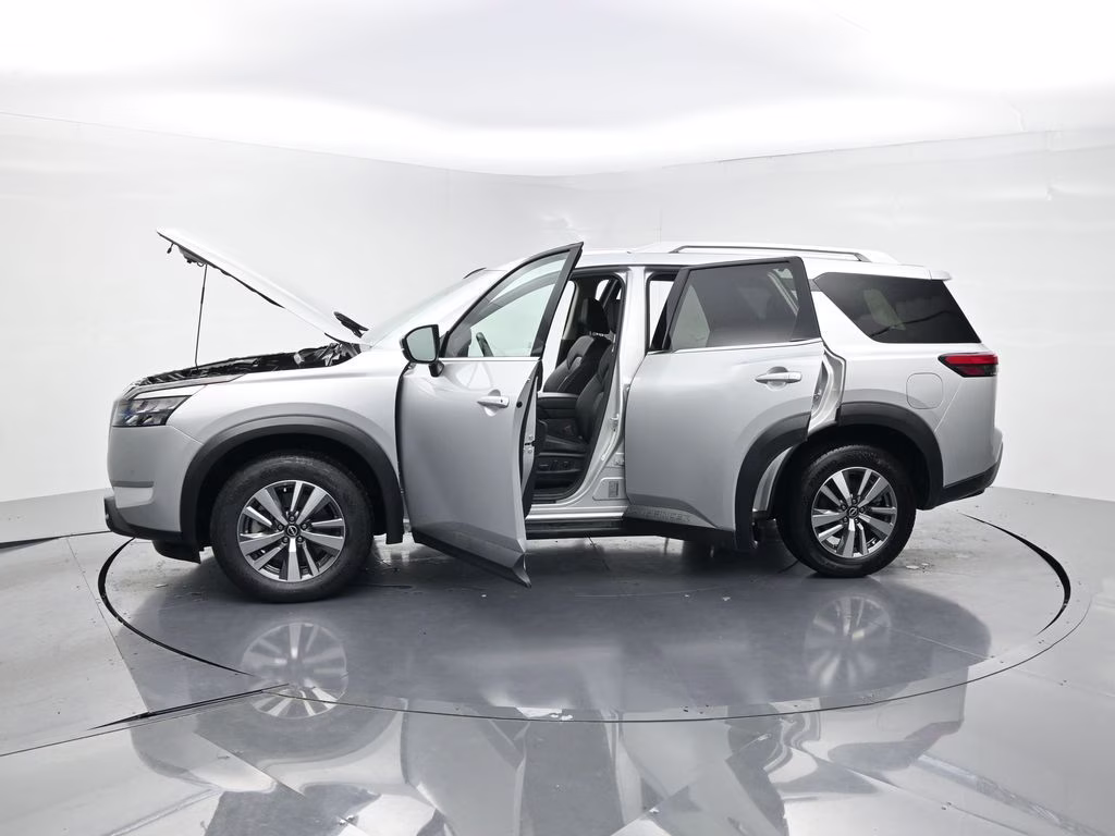 2025 Brilliant Silver Metallic Nissan Pathfinder SL FWD SUV