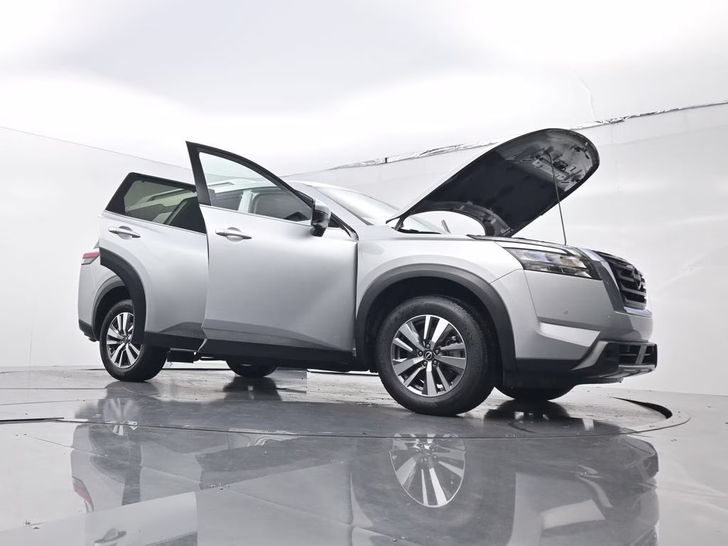 2025 Brilliant Silver Metallic Nissan Pathfinder SL FWD SUV