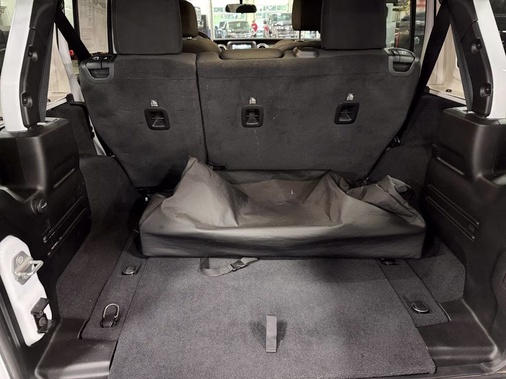 2021 Bright White Clearcoat Jeep Wrangler Unlimited Sahara 4x4 4X4 SUV